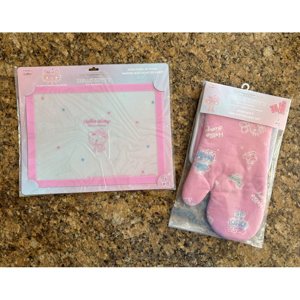 🆕 Hello Kitty baking sheet and Hello Kitty oven mitt and pot holder set 😻